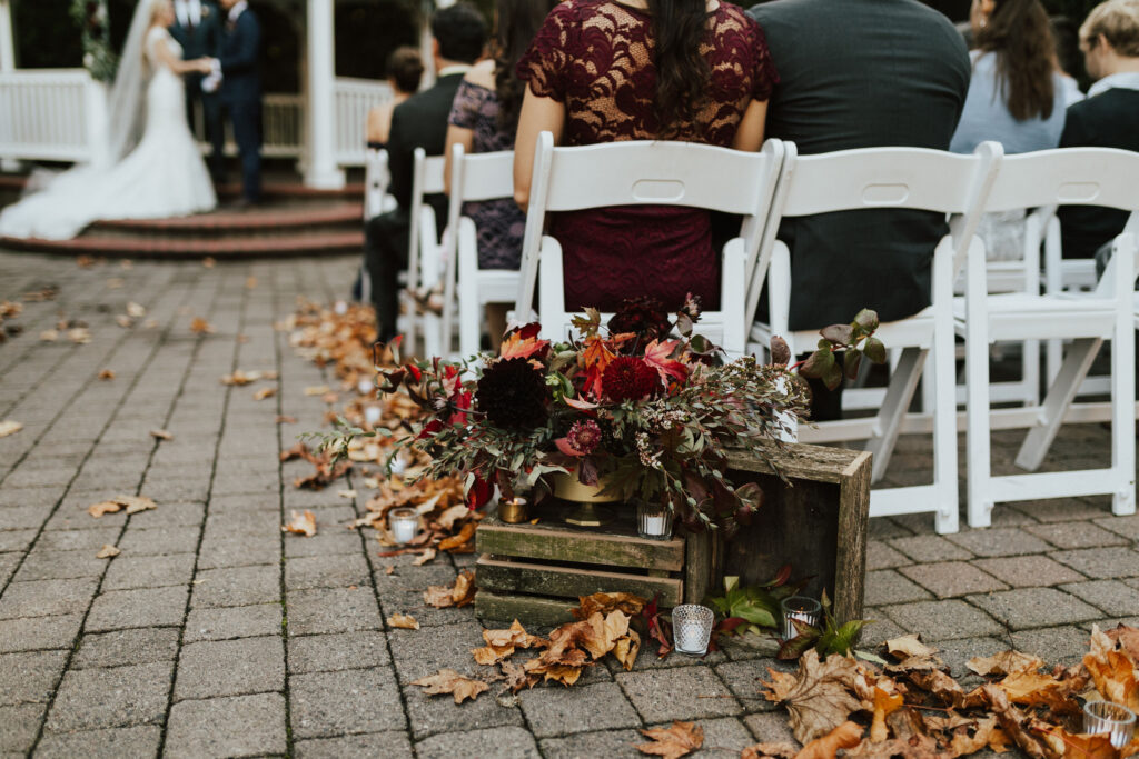 fall-wedding-without-the-typical-fall-colors-decor-04