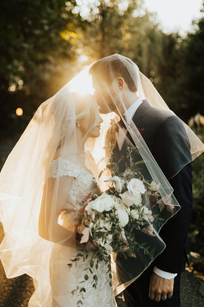 fall-wedding-without-the-typical-fall-colors-wedding-highlights-04